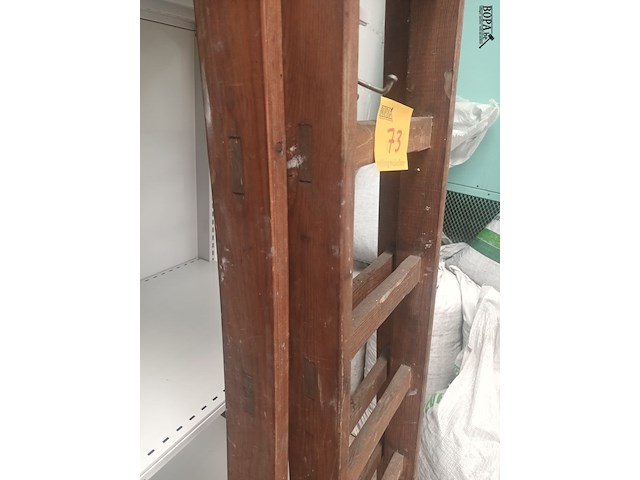 Lot 73 - houten dubbele trapladder - afbeelding 3 van  3