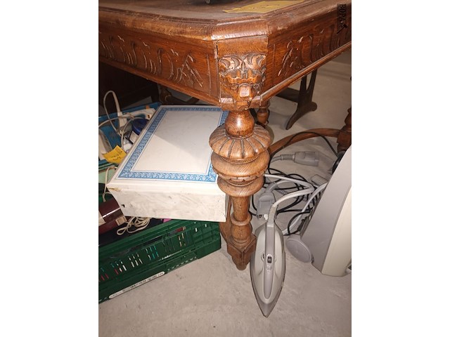 Lot 73 - houten mechelse tafel - afbeelding 2 van  3