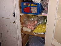 Lot 73 - kasten met inhoud. 2 stuks - afbeelding 2 van  2