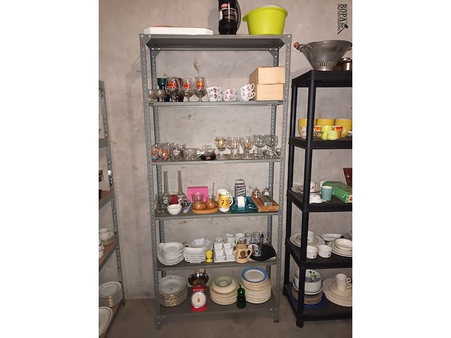 Lot 73 - keukenmateriaal en huisraad. inhoud rek - afbeelding 1 van  5