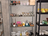 Lot 73 - keukenmateriaal en huisraad. inhoud rek - afbeelding 1 van  5