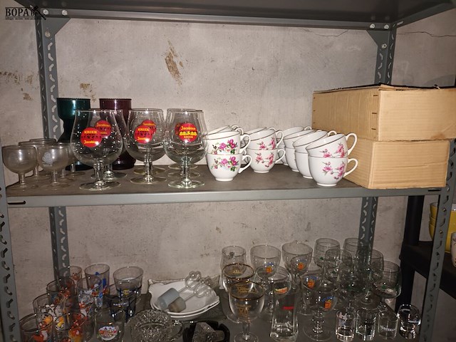 Lot 73 - keukenmateriaal en huisraad. inhoud rek - afbeelding 2 van  5