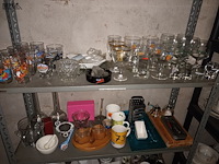 Lot 73 - keukenmateriaal en huisraad. inhoud rek - afbeelding 3 van  5