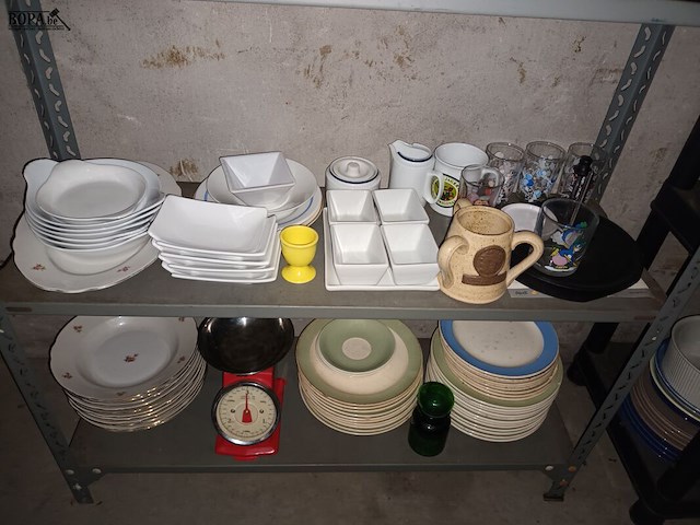 Lot 73 - keukenmateriaal en huisraad. inhoud rek - afbeelding 4 van  5