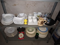 Lot 73 - keukenmateriaal en huisraad. inhoud rek - afbeelding 4 van  5