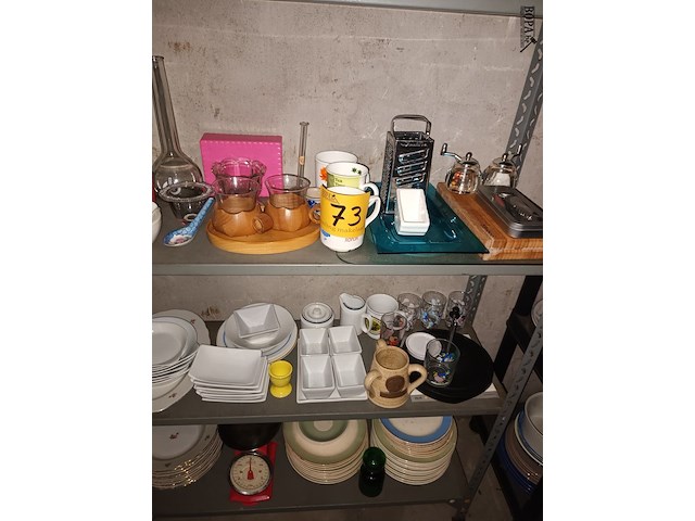 Lot 73 - keukenmateriaal en huisraad. inhoud rek - afbeelding 5 van  5