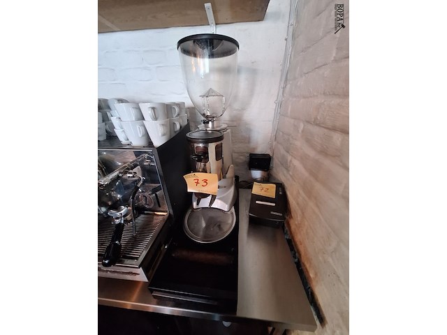 Lot 73 - koffiemolen pavelly - afbeelding 1 van  4