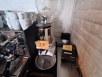Lot 73 - koffiemolen pavelly - afbeelding 1 van  4