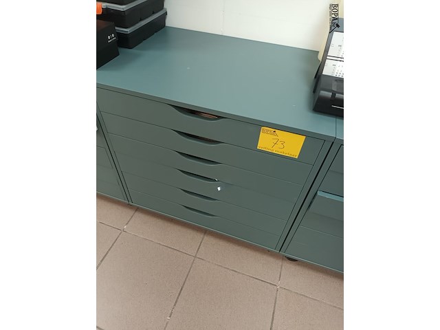 Lot 73 - ladeblok met inhoud - afbeelding 1 van  6