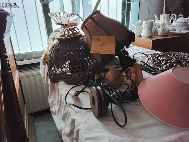 Lot 73 - lampen, lampenkappen en - houders diverse materialen - afbeelding 1 van  3