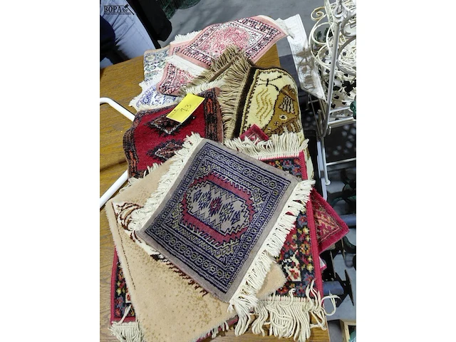 Lot 73 - lot kleine tapijtjes - circa 15 stuks - afbeelding 1 van  3