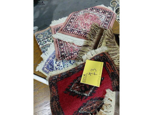 Lot 73 - lot kleine tapijtjes - circa 15 stuks - afbeelding 2 van  3