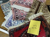 Lot 73 - lot kleine tapijtjes - circa 15 stuks - afbeelding 2 van  3