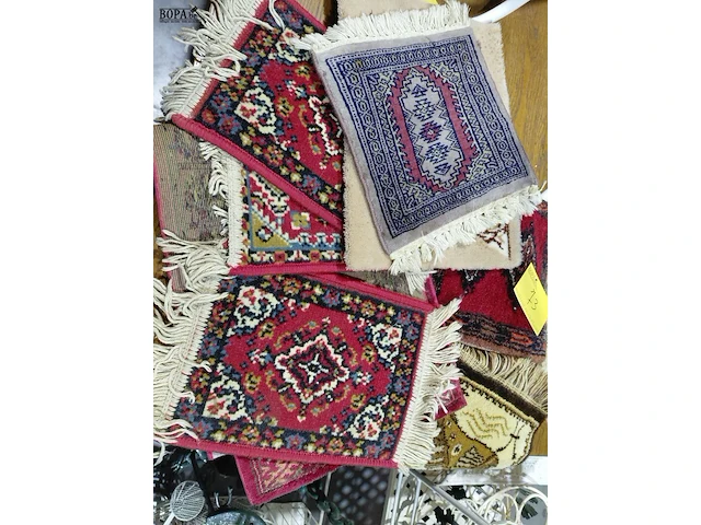 Lot 73 - lot kleine tapijtjes - circa 15 stuks - afbeelding 3 van  3