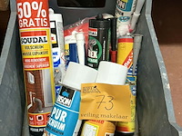 Lot 73 - lot montage materialen: silicone, lijm, purschuim, flowflex - afbeelding 1 van  2