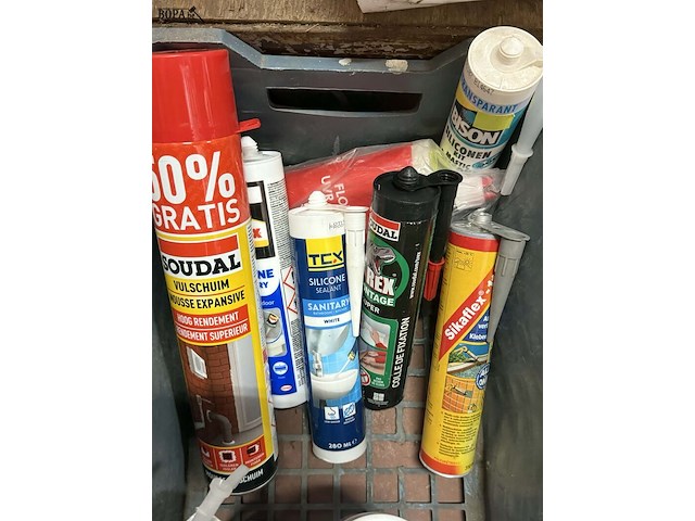 Lot 73 - lot montage materialen: silicone, lijm, purschuim, flowflex - afbeelding 2 van  2