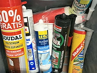 Lot 73 - lot montage materialen: silicone, lijm, purschuim, flowflex - afbeelding 2 van  2