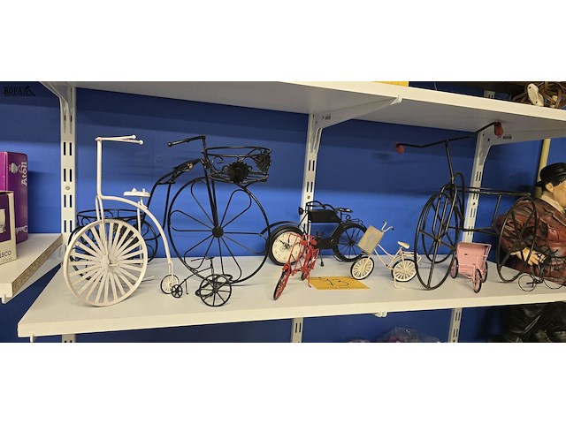 Lot 73 - metalen diverse decoratieve fietsen 9 stuks - afbeelding 1 van  4