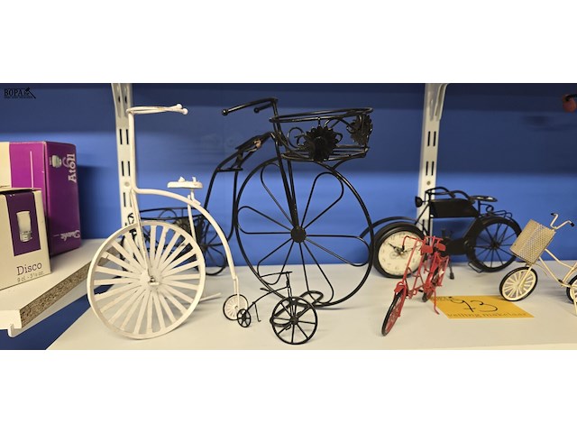 Lot 73 - metalen diverse decoratieve fietsen 9 stuks - afbeelding 2 van  4