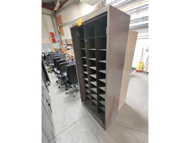 Lot 73 - open matelen vakkenkast - afbeelding 1 van  3