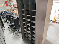 Lot 73 - open matelen vakkenkast - afbeelding 1 van  3