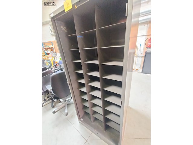 Lot 73 - open matelen vakkenkast - afbeelding 2 van  3