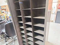 Lot 73 - open matelen vakkenkast - afbeelding 2 van  3