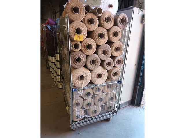 Lot 73 - rolcontainer met bobijnen garen - afbeelding 1 van  4