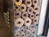 Lot 73 - rolcontainer met bobijnen garen - afbeelding 1 van  4