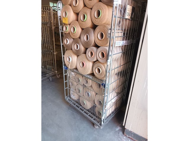 Lot 73 - rolcontainer met bobijnen garen - afbeelding 3 van  4