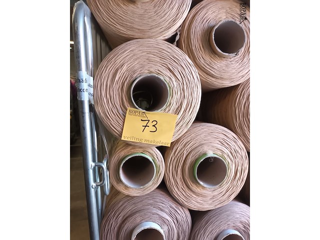 Lot 73 - rolcontainer met bobijnen garen - afbeelding 4 van  4
