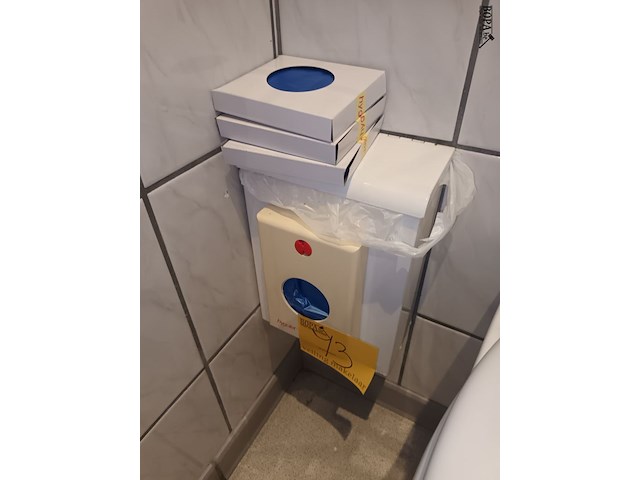 Lot 73 - toilet accessoires. 3 stuks - afbeelding 2 van  3