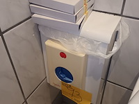 Lot 73 - toilet accessoires. 3 stuks - afbeelding 2 van  3
