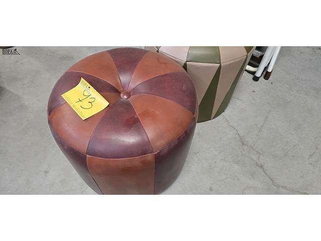Lot 73 - vintage poef 2 stuks - afbeelding 2 van  3