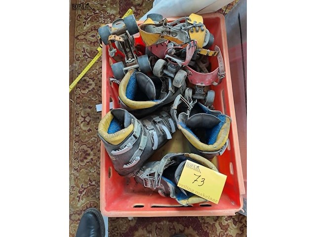 Lot 73 - vintage rolschaatsen en skischoenen - afbeelding 1 van  3