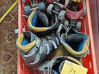 Lot 73 - vintage rolschaatsen en skischoenen - afbeelding 1 van  3