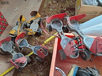 Lot 73 - vintage rolschaatsen en skischoenen - afbeelding 2 van  3