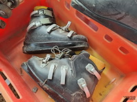 Lot 73 - vintage rolschaatsen en skischoenen - afbeelding 3 van  3