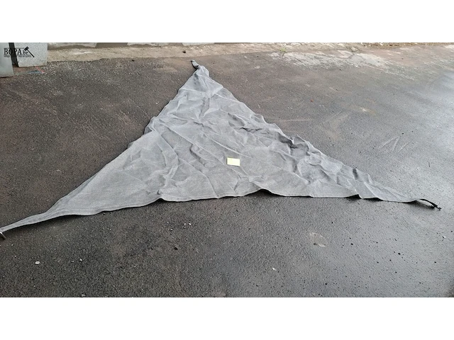 Lot 73 - zonnewerend doek driehoek grijs - nieuwstaat - afbeelding 1 van  3