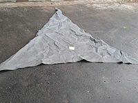 Lot 73 - zonnewerend doek driehoek grijs - nieuwstaat