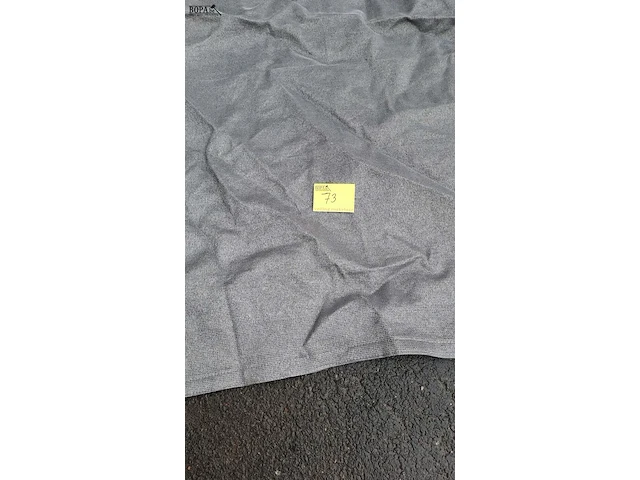Lot 73 - zonnewerend doek driehoek grijs - nieuwstaat - afbeelding 2 van  3