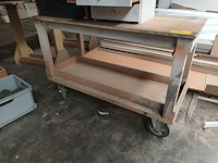 Lot 730 - houten werkbank op wielen - afbeelding 1 van  2