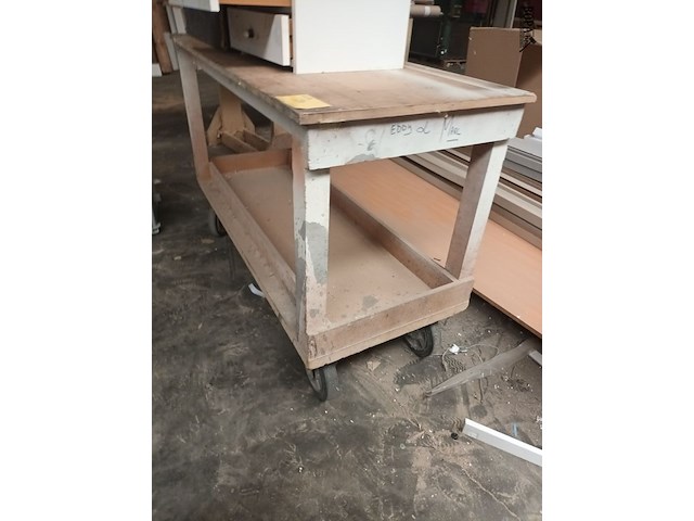 Lot 730 - houten werkbank op wielen - afbeelding 2 van  2