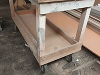 Lot 730 - houten werkbank op wielen - afbeelding 2 van  2