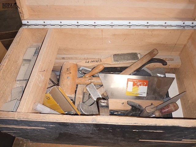 Lot 731 - koffer en kastje met handgereedschap - afbeelding 1 van  4