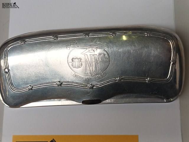 Lot 732 - aluminium brildoos norman young c. - afbeelding 1 van  3