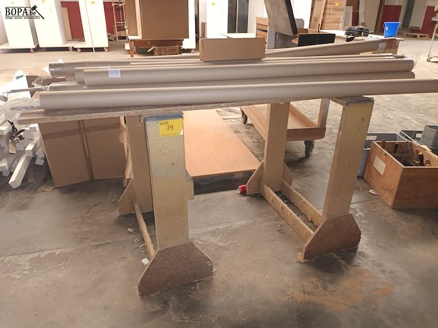 Lot 733 - led rails en werkblad op schragen - afbeelding 1 van  4