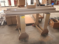 Lot 733 - led rails en werkblad op schragen - afbeelding 1 van  4