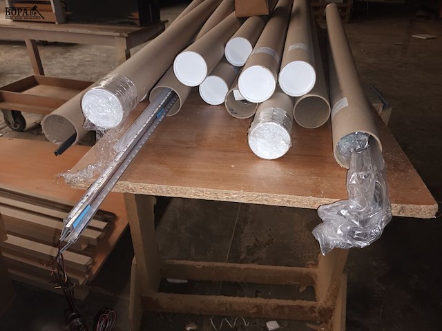 Lot 733 - led rails en werkblad op schragen - afbeelding 2 van  4