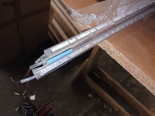 Lot 733 - led rails en werkblad op schragen - afbeelding 3 van  4
